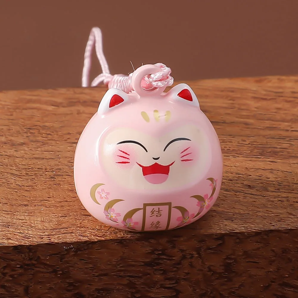 Japoński breloczek Daruma z kotem szczęścia – dzwoneczek i wisiorek Brązowy