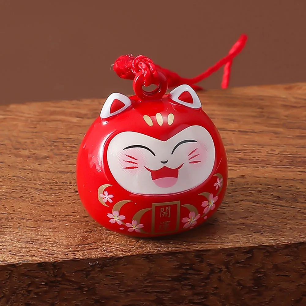 Japoński breloczek Daruma z kotem szczęścia – dzwoneczek i wisiorek Ciemne srebrno