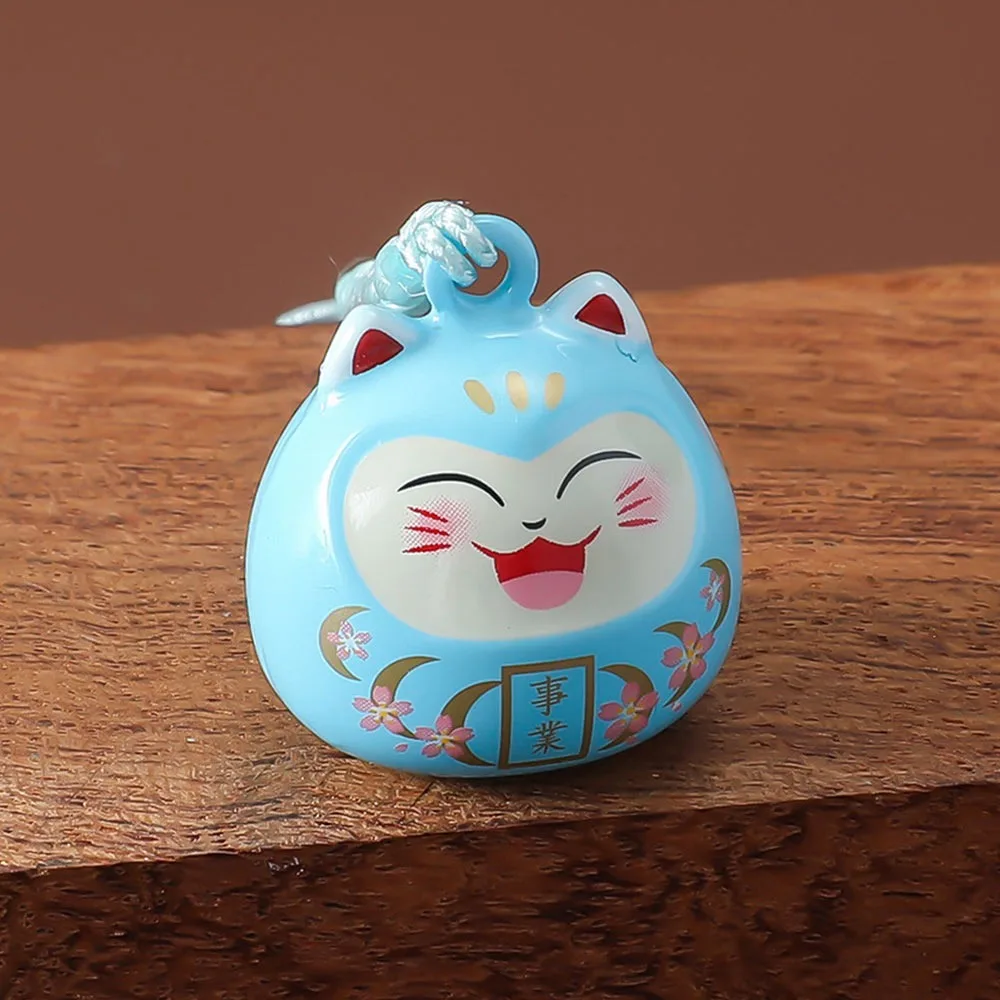 Japoński breloczek Daruma z kotem szczęścia – dzwoneczek i wisiorek Jasnozielony