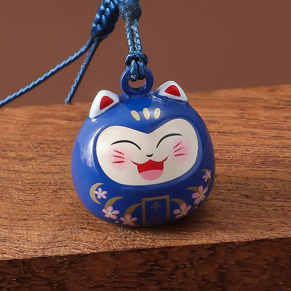 Japoński breloczek Daruma z kotem szczęścia – dzwoneczek i wisiorek Kolba