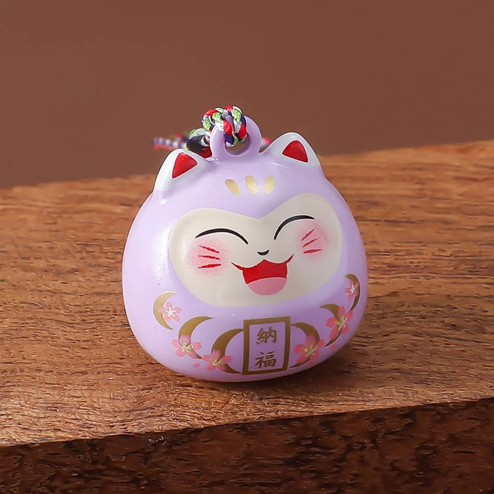 Japoński breloczek Daruma z kotem szczęścia – dzwoneczek i wisiorek Róża czerwona