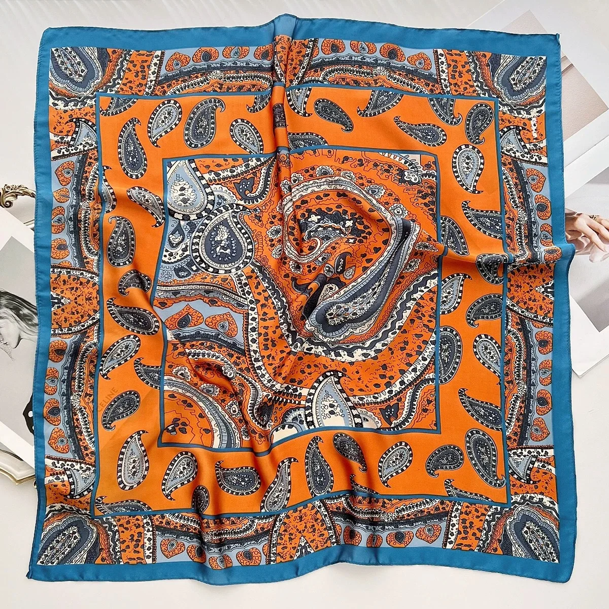 Jedwabista apaszka damska 70x70 cm 9