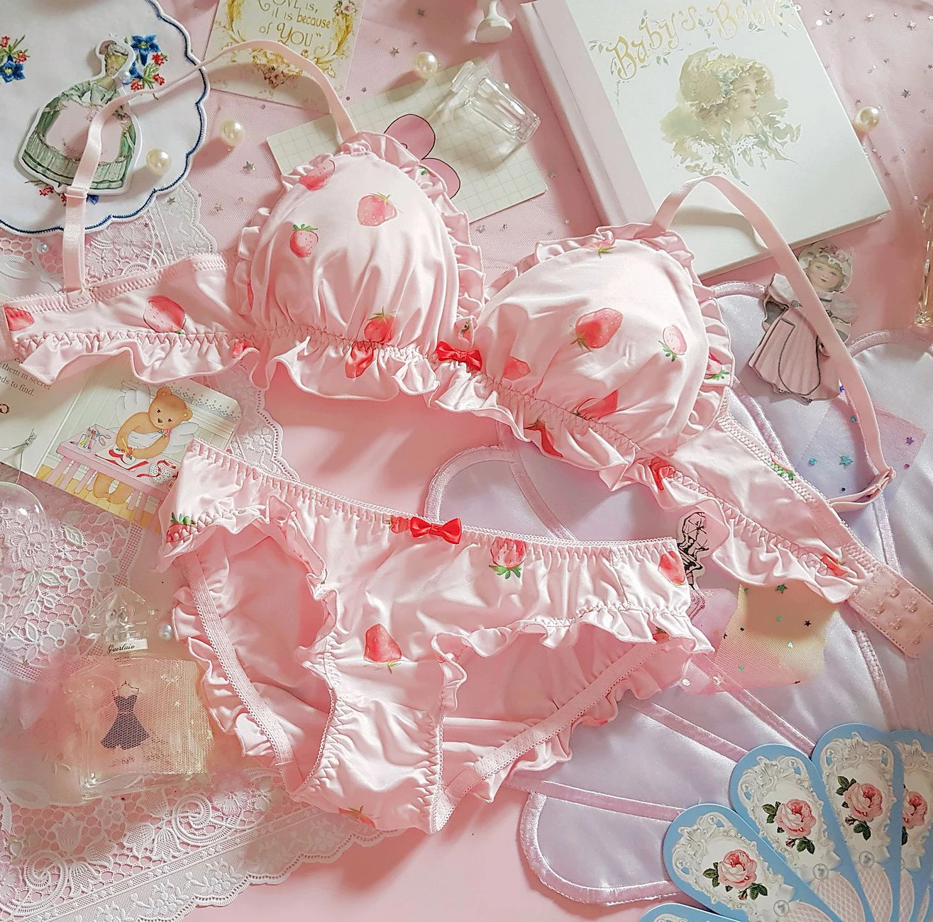 Kawaii bielizna truskawkowa, jedwabisty biustonosz i figi Lolita Różowy