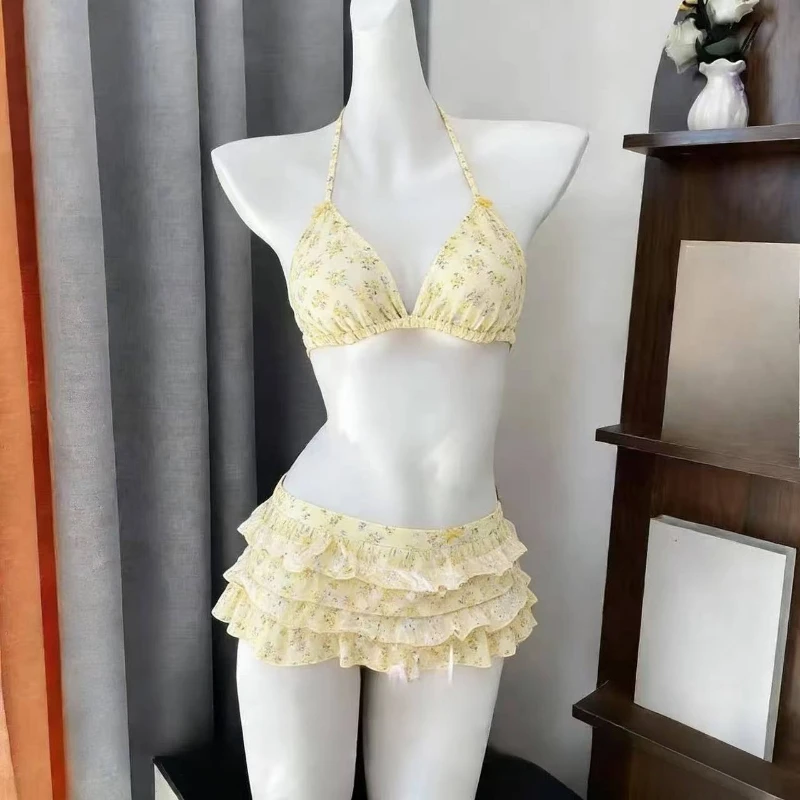 Kawaii bikini z falbankami wiązane na szyi — japoński styl Czekolada