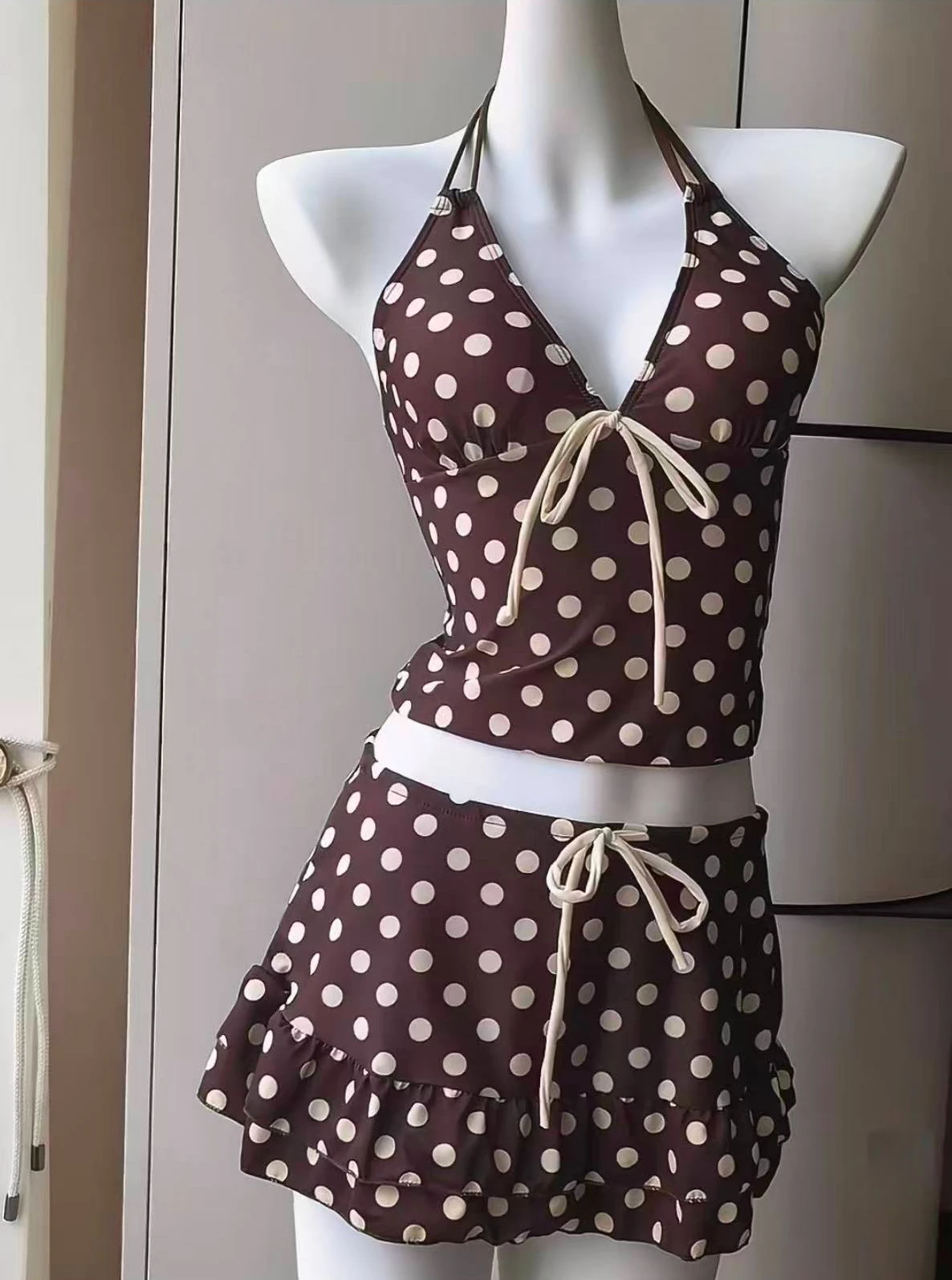 Kawaii bikini z falbankami wiązane na szyi — japoński styl Róża czerwona