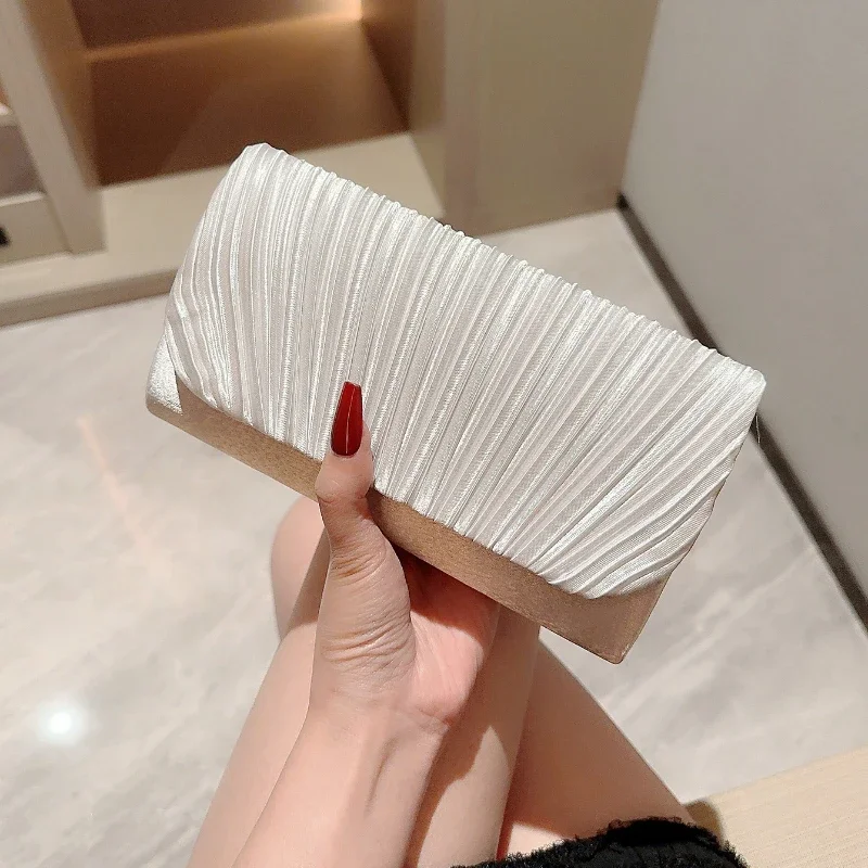Elegancka kopertówka damska z cyrkoniami na łańcuszku Biały