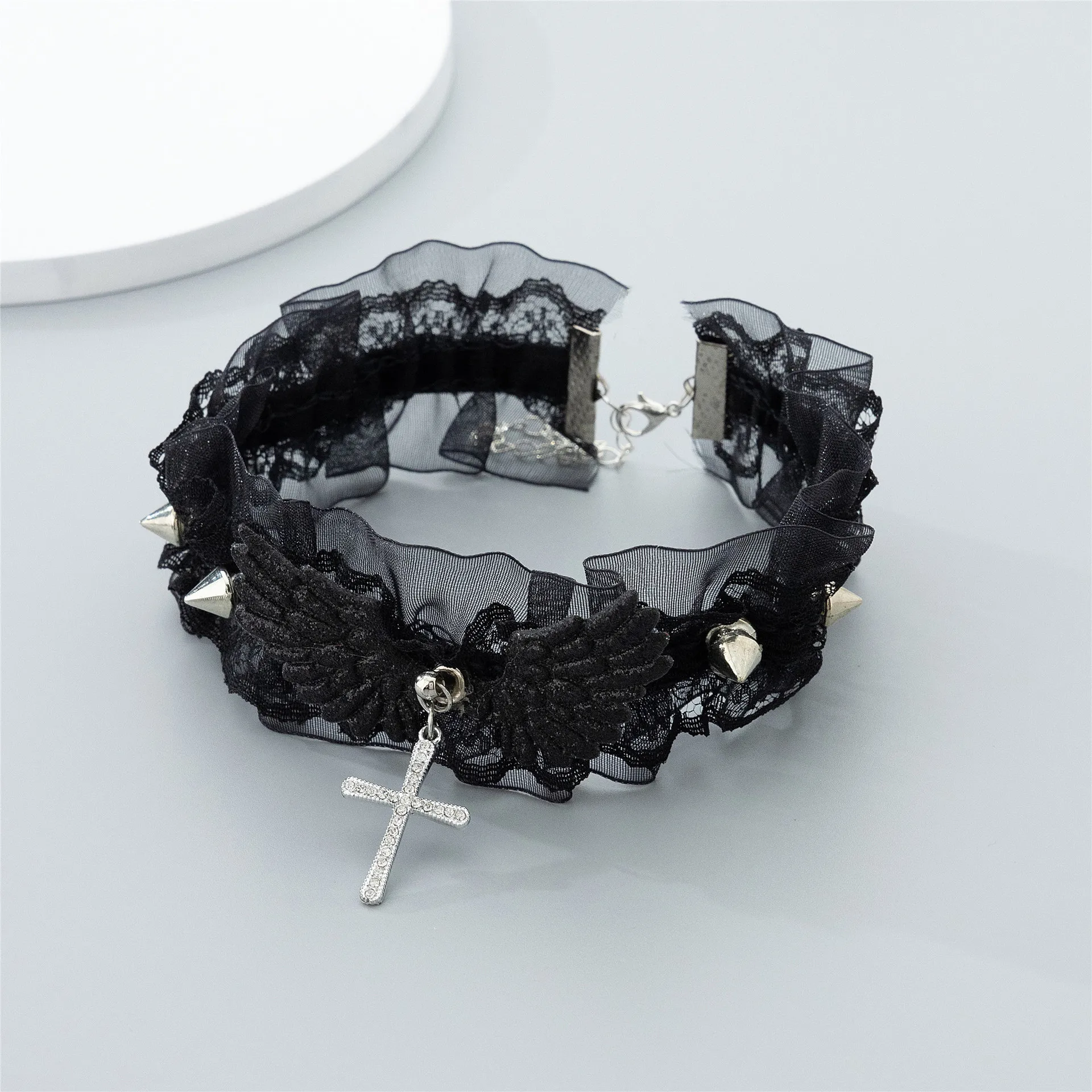 Koronkowy choker z nitami i skrzydełkami Y2K Czarny