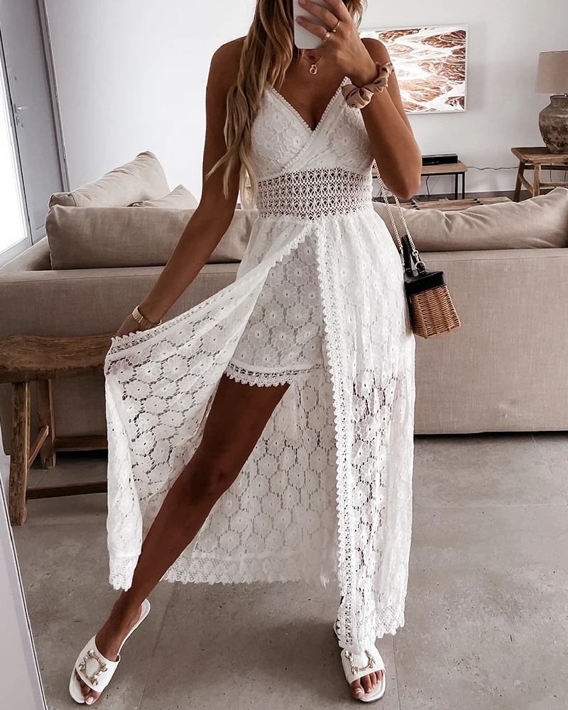 Damski koronkowy kombinezon z szortami i dekoltem V Biały
