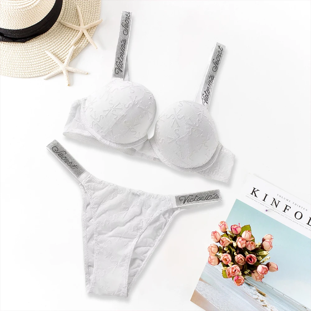 Koronkowy komplet bielizny damskiej - bralette i figi Vs134