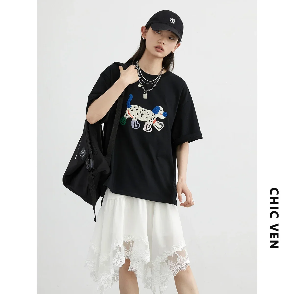 Koszulka unisex z haftowanym psem – bawełna, luźny krój streetwear Czarny
