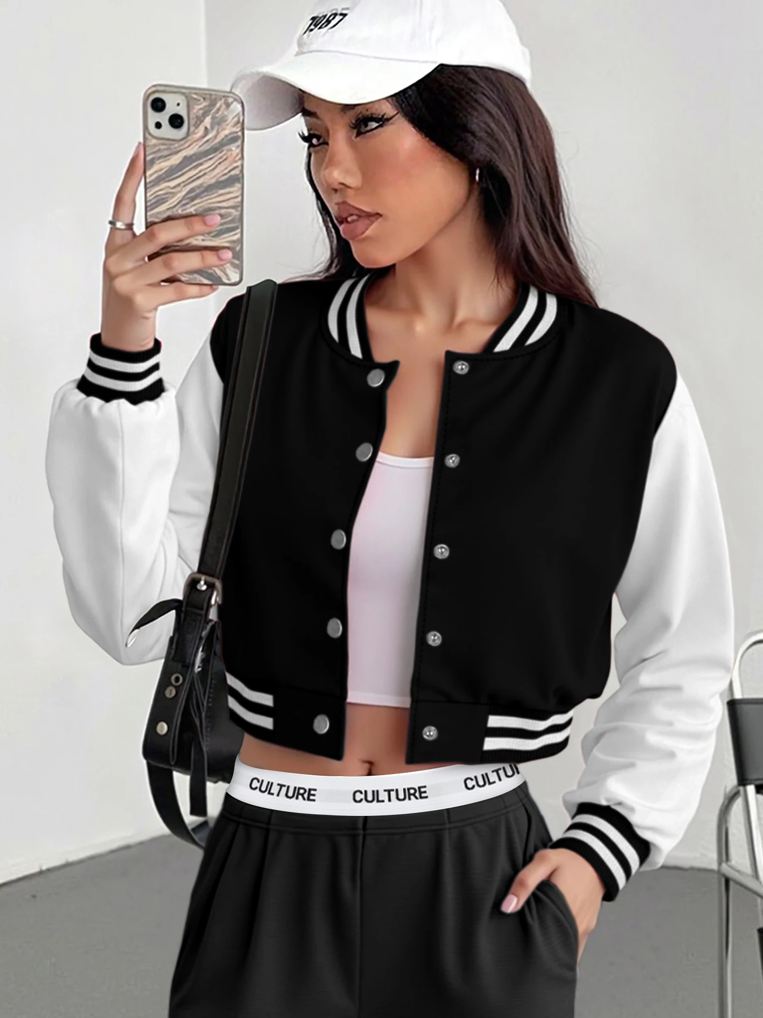 Kurtka baseball damska cropped w stylu college vintage lata 90. Czarny