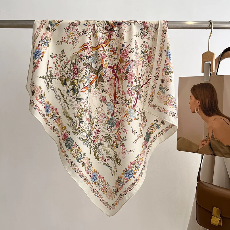 Kwadratowa apaszka damska 70 cm w kwiaty bandana Beżowy