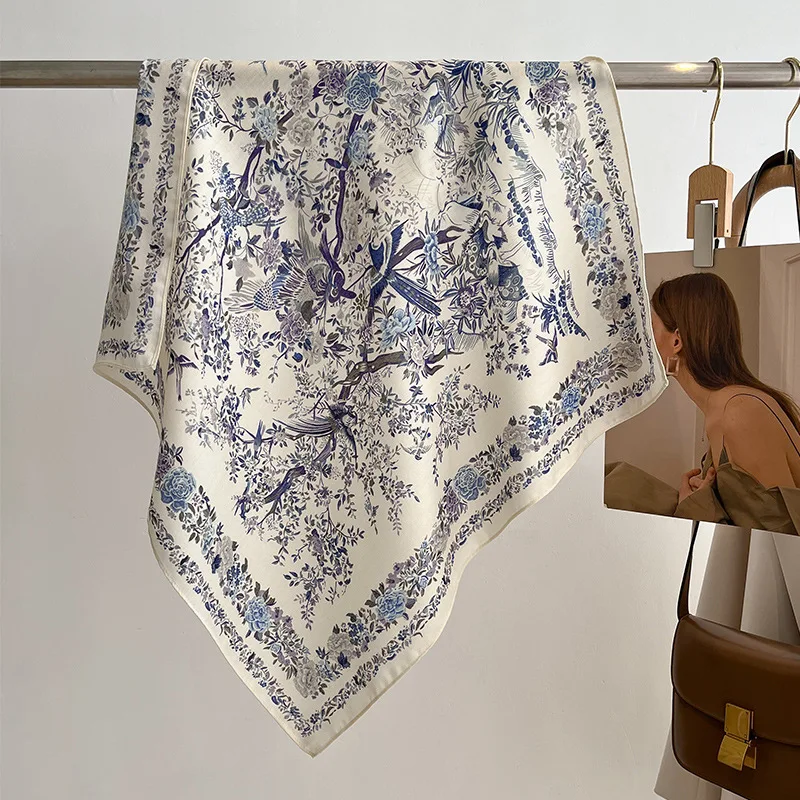 Kwadratowa apaszka damska 70 cm w kwiaty bandana Qme120 01