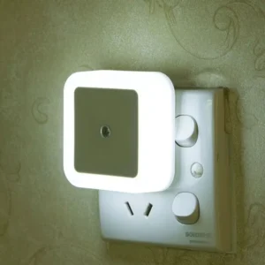Lampka nocna LED z czujnikiem zmierzchu do gniazdka Biały