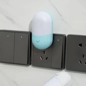Lampka nocna LED do gniazdka z ochrona wzroku Niebieski