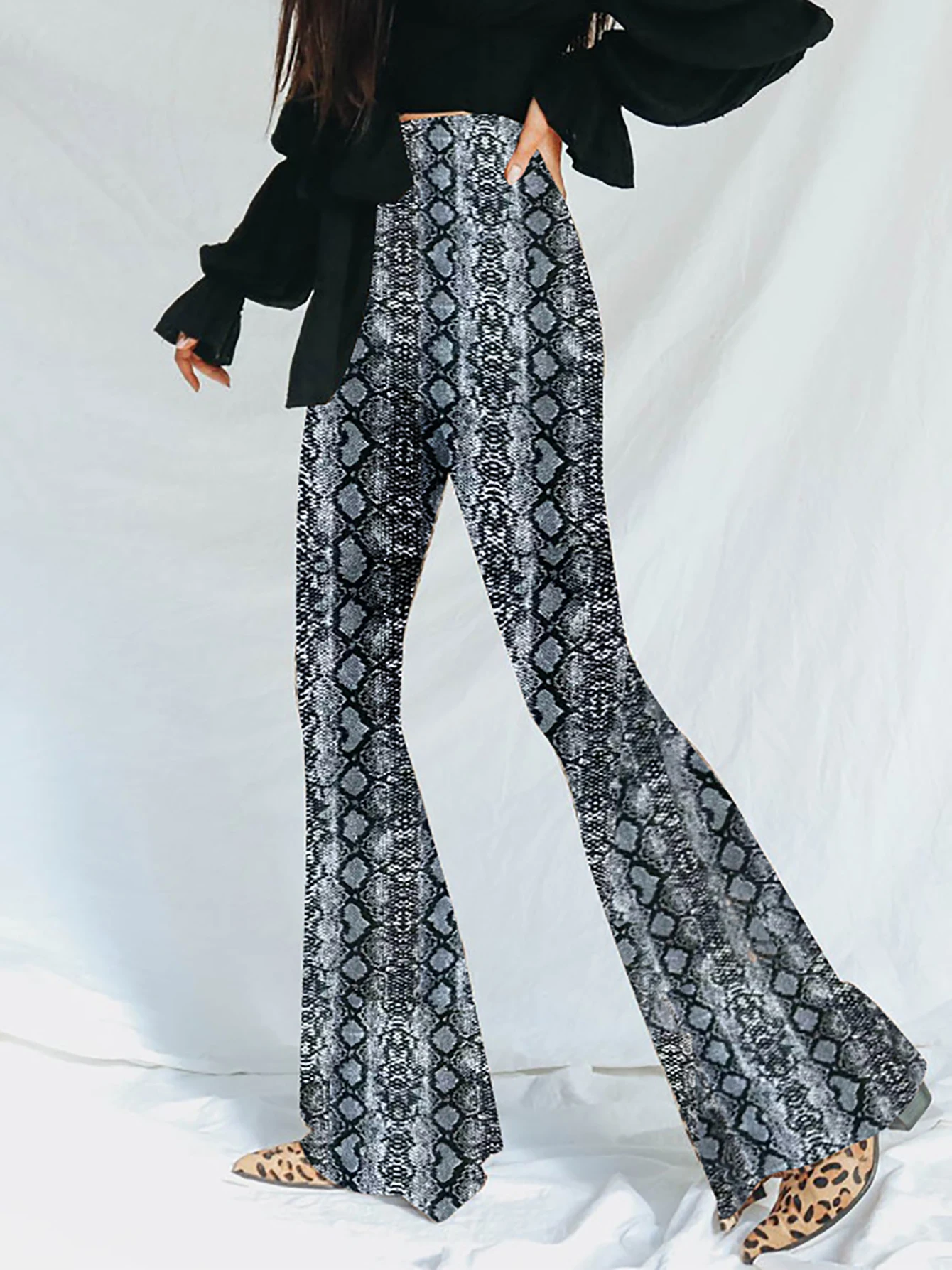 Legginsy damskie w cętki z rozszerzaną nogawką — wysoki stan Szary