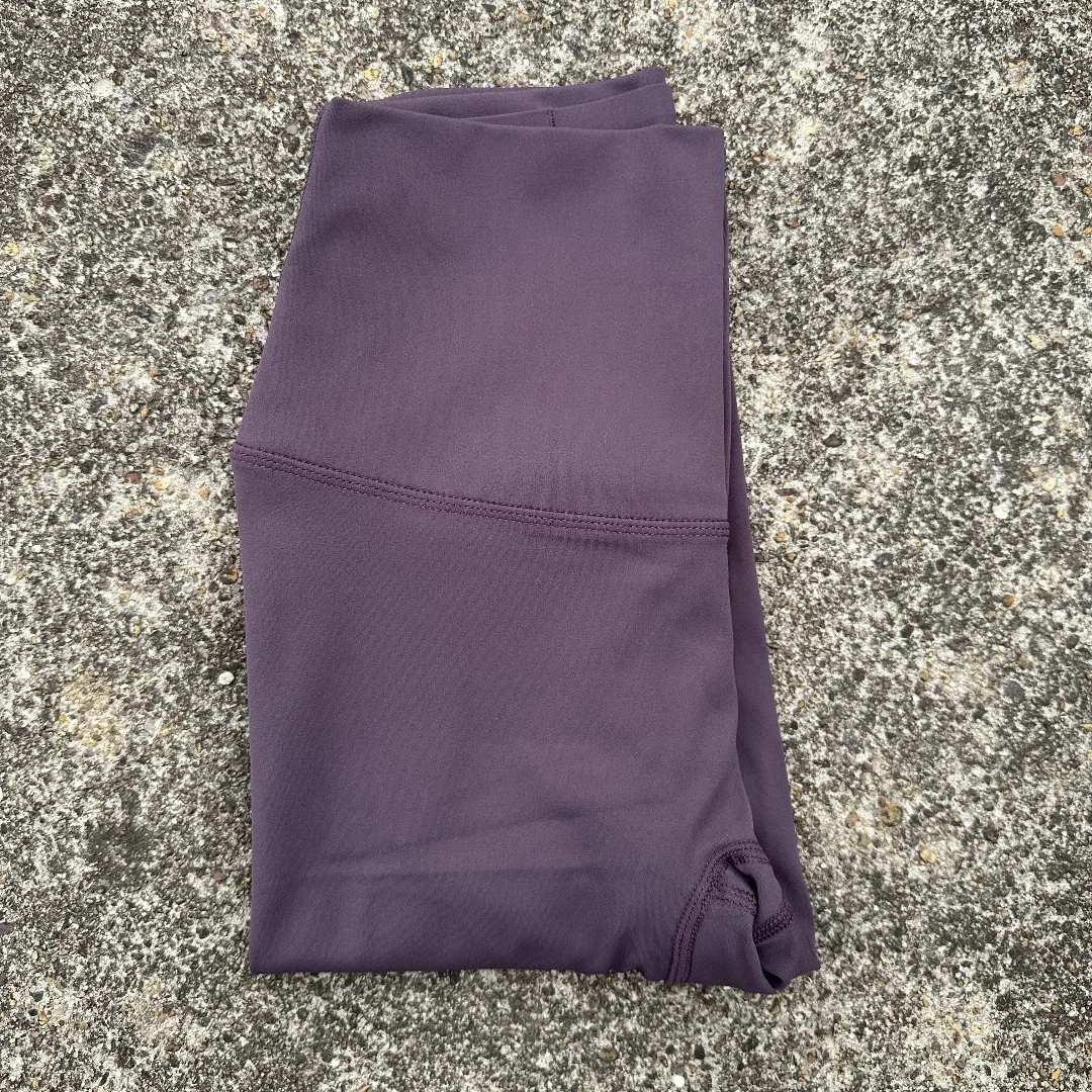 Bezszwowe legginsy do jogi z wysokim stanem i kieszenią Blackcurrant