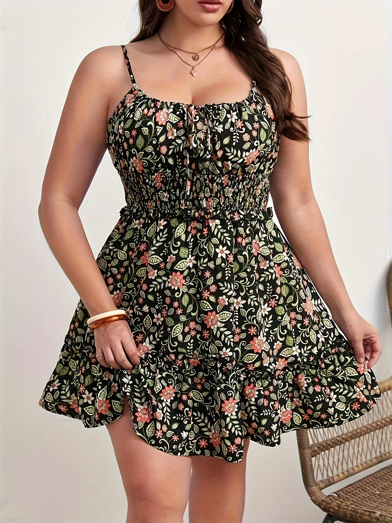 Letnia sukienka plus size w kwiaty bez rękawów na ramiączkach Czarny