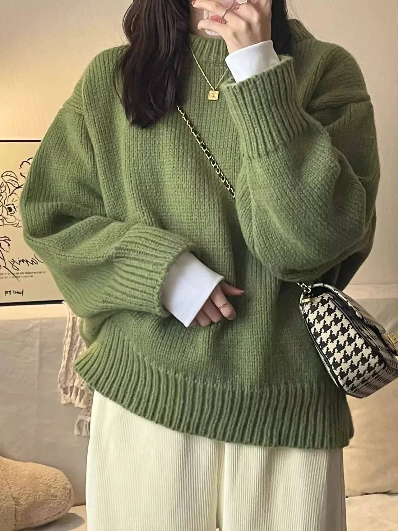 Luźny zielony sweter damski z okrągłym dekoltem w stylu retro Zielony