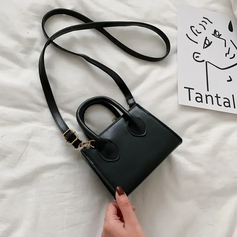 Mała kwadratowa torebka damska - elegancki mini kuferek na ramię z rączką Czarny