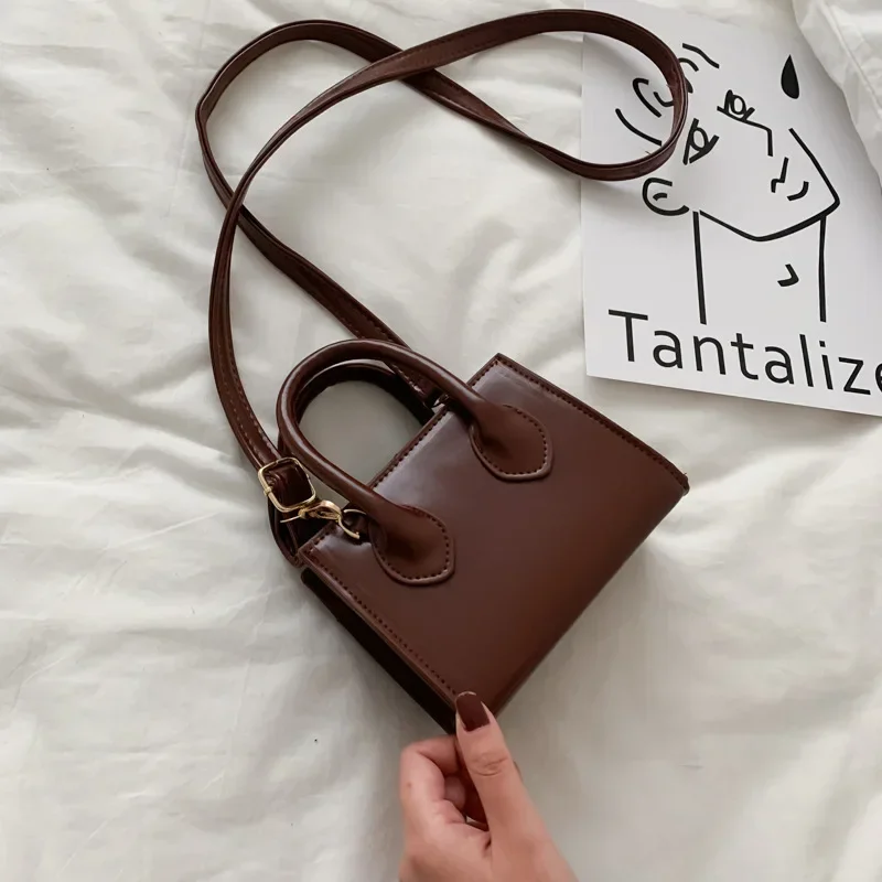 Mała kwadratowa torebka damska - elegancki mini kuferek na ramię z rączką Brązowy