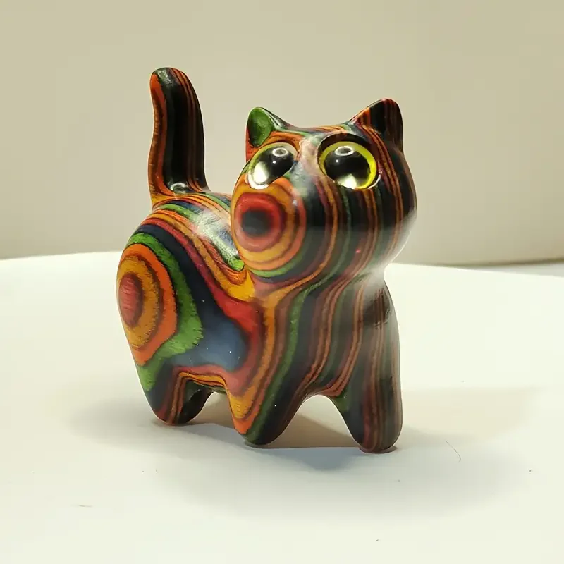 Malowana drewniana figurka kota - rzeźba dekoracyjna