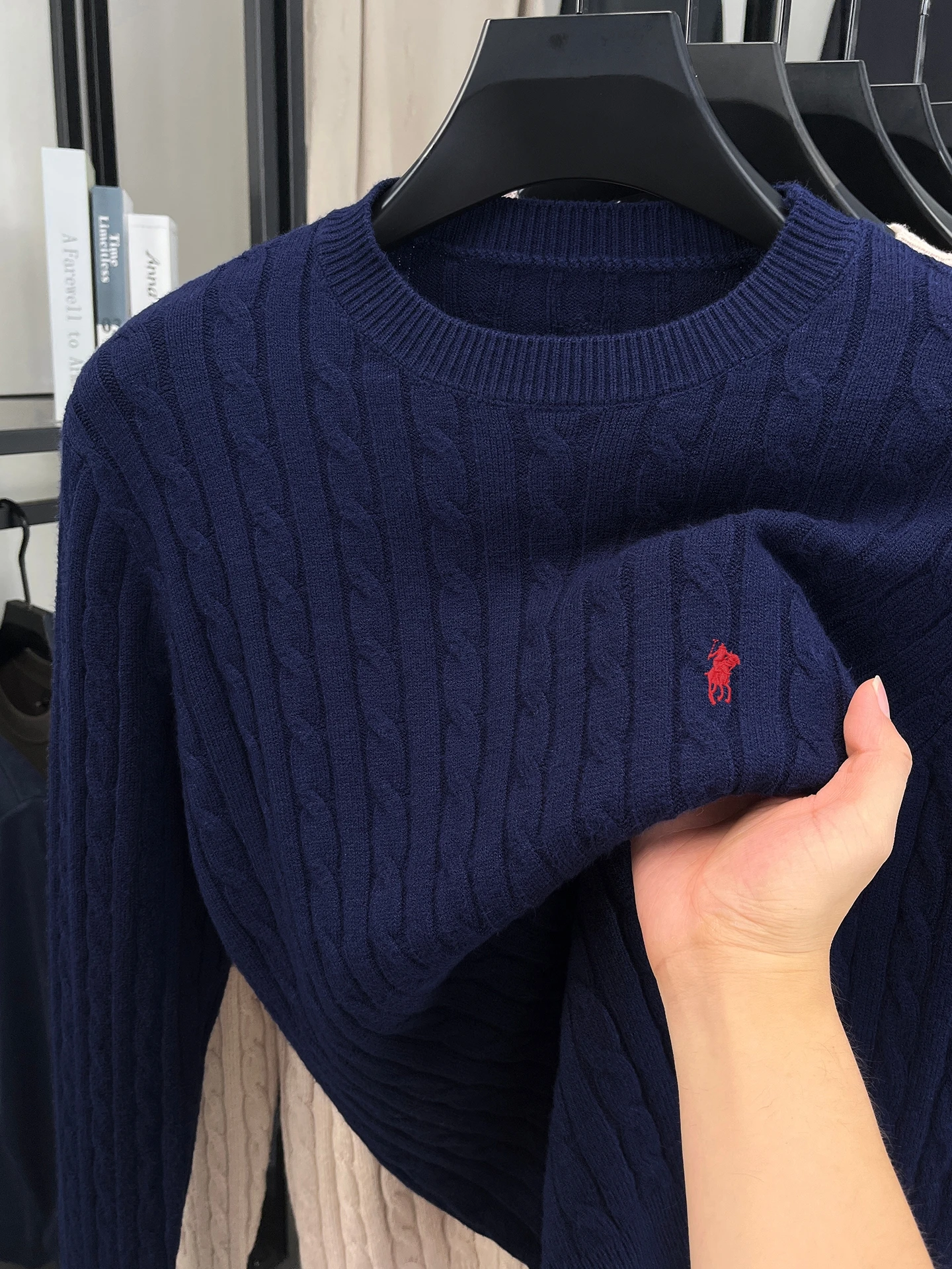 Męski sweter z okrągłym dekoltem żakardowy z haftem Granatowy