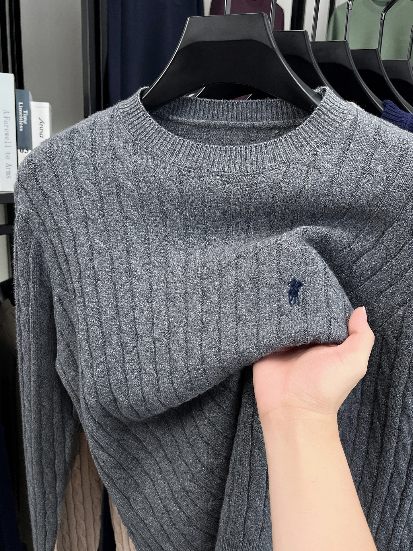 Męski sweter z okrągłym dekoltem żakardowy z haftem Szary