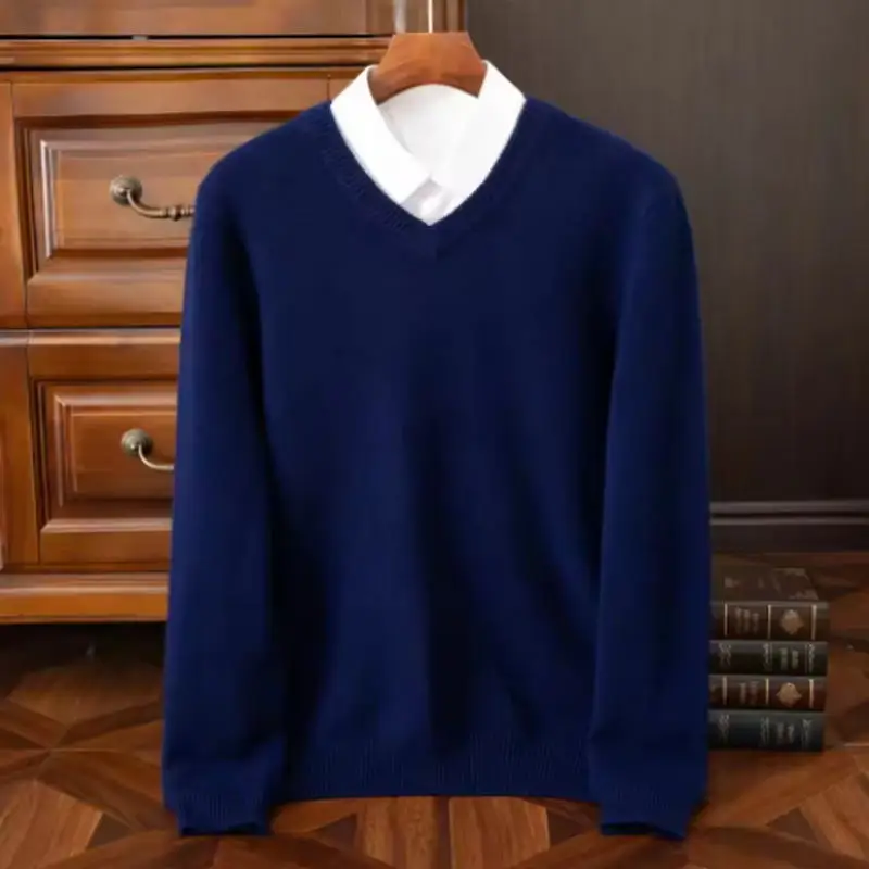 Męski sweter z dekoltem V z domieszką wełny Granatowy dekolt w kształcie litery v