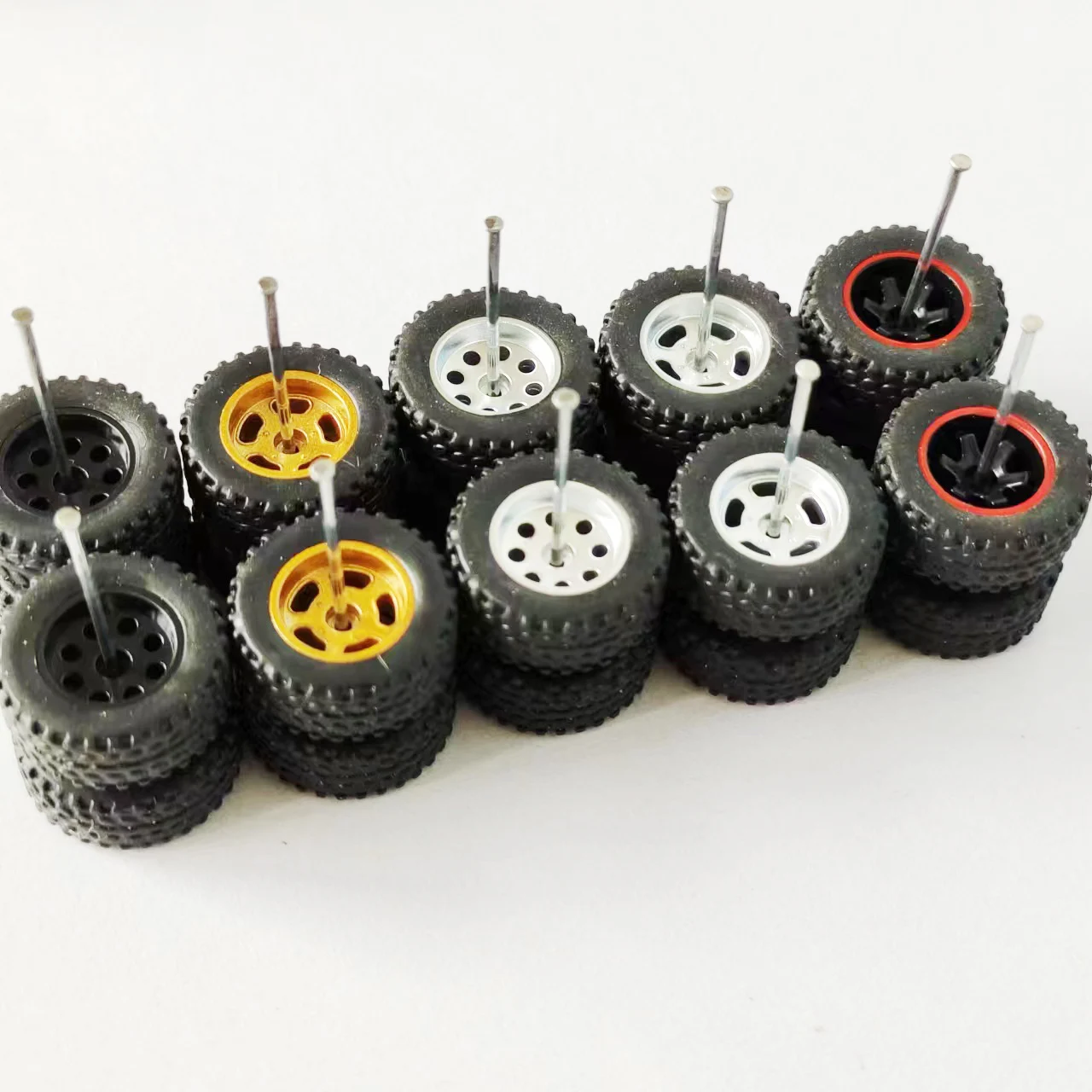 Metalowe felgi z gumowymi oponami do modeli 1:64 - 5 zestawów Pomarańczowy