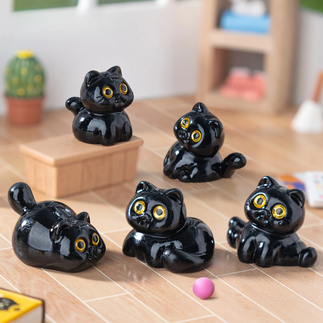 Mini figurki czarnego kota – żywiczne ozdoby na biurko Jasnoszary