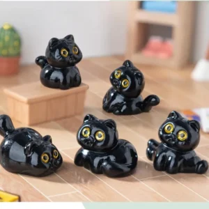 Mini figurki czarnego kota – żywiczne ozdoby na biurko Jasnozielony