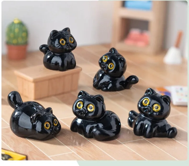 Mini figurki czarnego kota – żywiczne ozdoby na biurko Jasnozielony