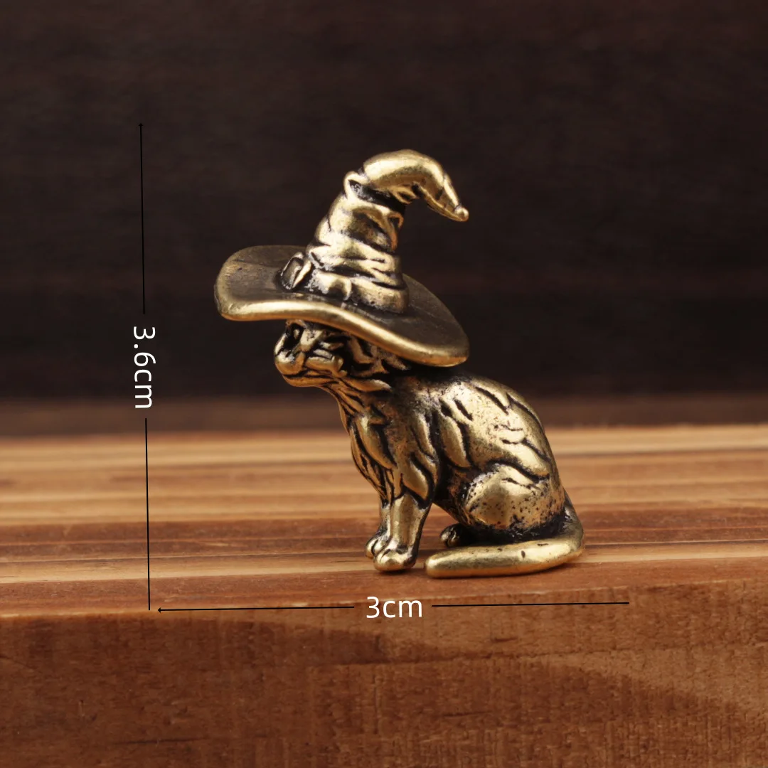 Mosiężna figurka kota czarownicy — retro miniatura na półkę Jasnoszary