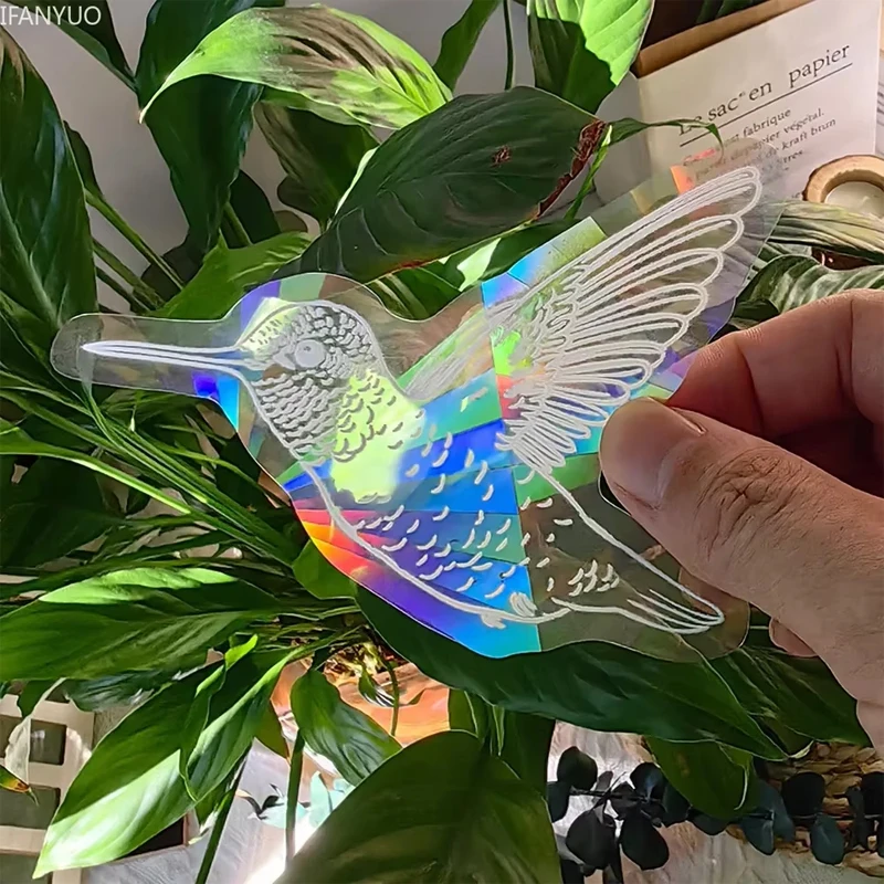 Naklejki sun catcher kot i ćma - tęczowe pryzmaty na szybę Jezioro błękitne