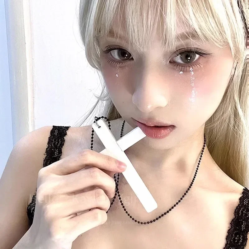 Naszyjnik choker z drewnianym krzyżem w stylu gothic Biały