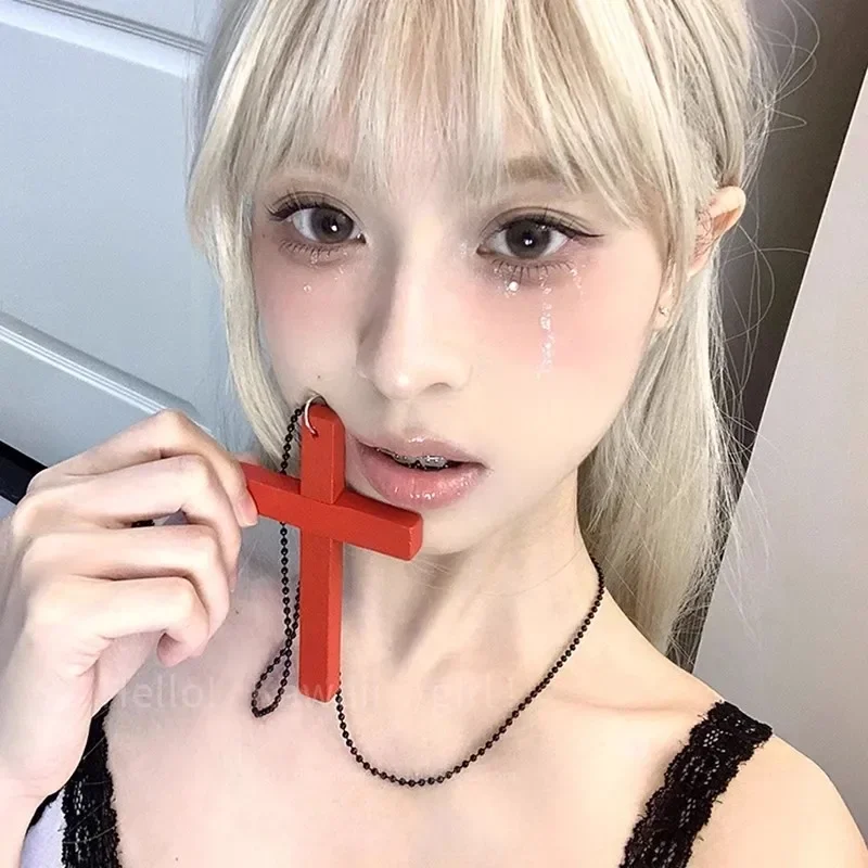 Naszyjnik choker z drewnianym krzyżem w stylu gothic Czerwony
