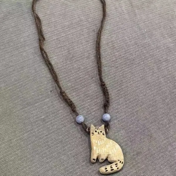 Naszyjnik choker z kotem i gwiazdą w stylu retro – sznurkowy Xp24y