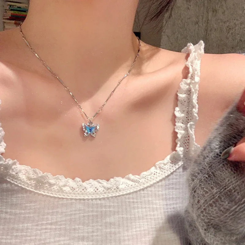 Naszyjnik z niebieskim motylem i cyrkoniami - dwuwarstwowy choker 77581