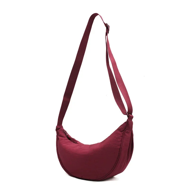 Nylonowa torba crossbody w kształcie półksiężyca — duża pojemność Ciemny czerwony