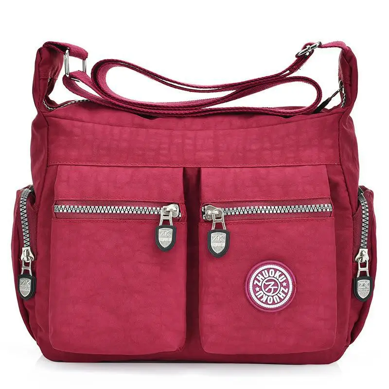 Nylonowa torebka na ramię Tilorraine crossbody — mała i solidna Ciemny czerwony