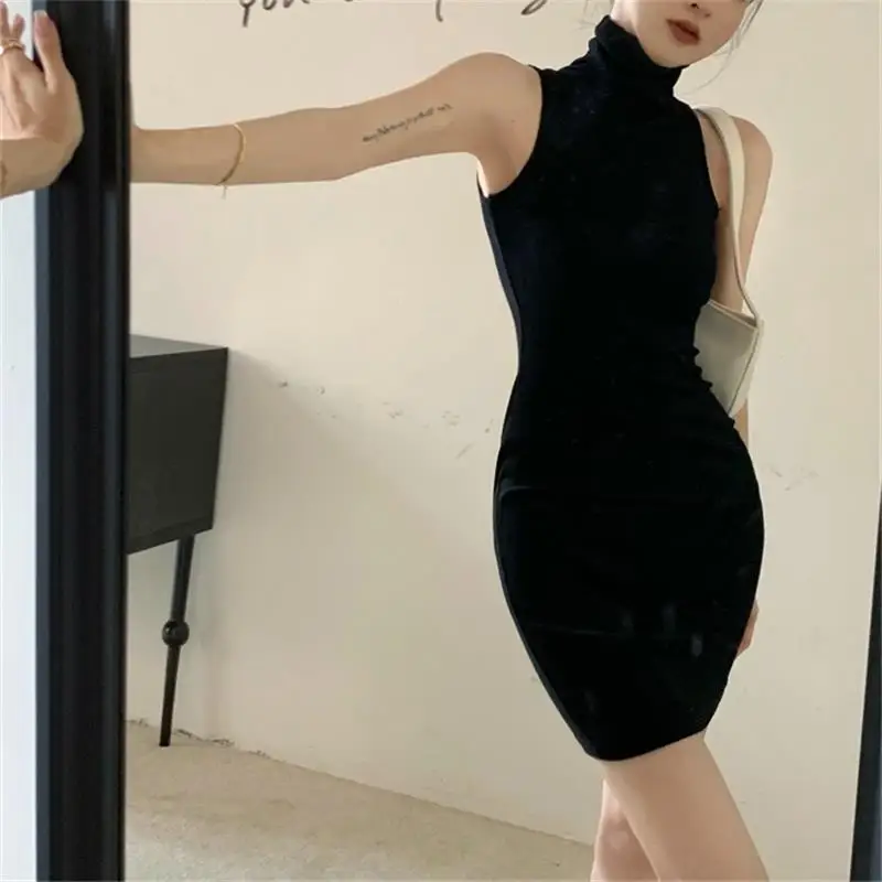 Obcisła sukienka bodycon z plisowaniem i rękawami typu mankiet Czarny