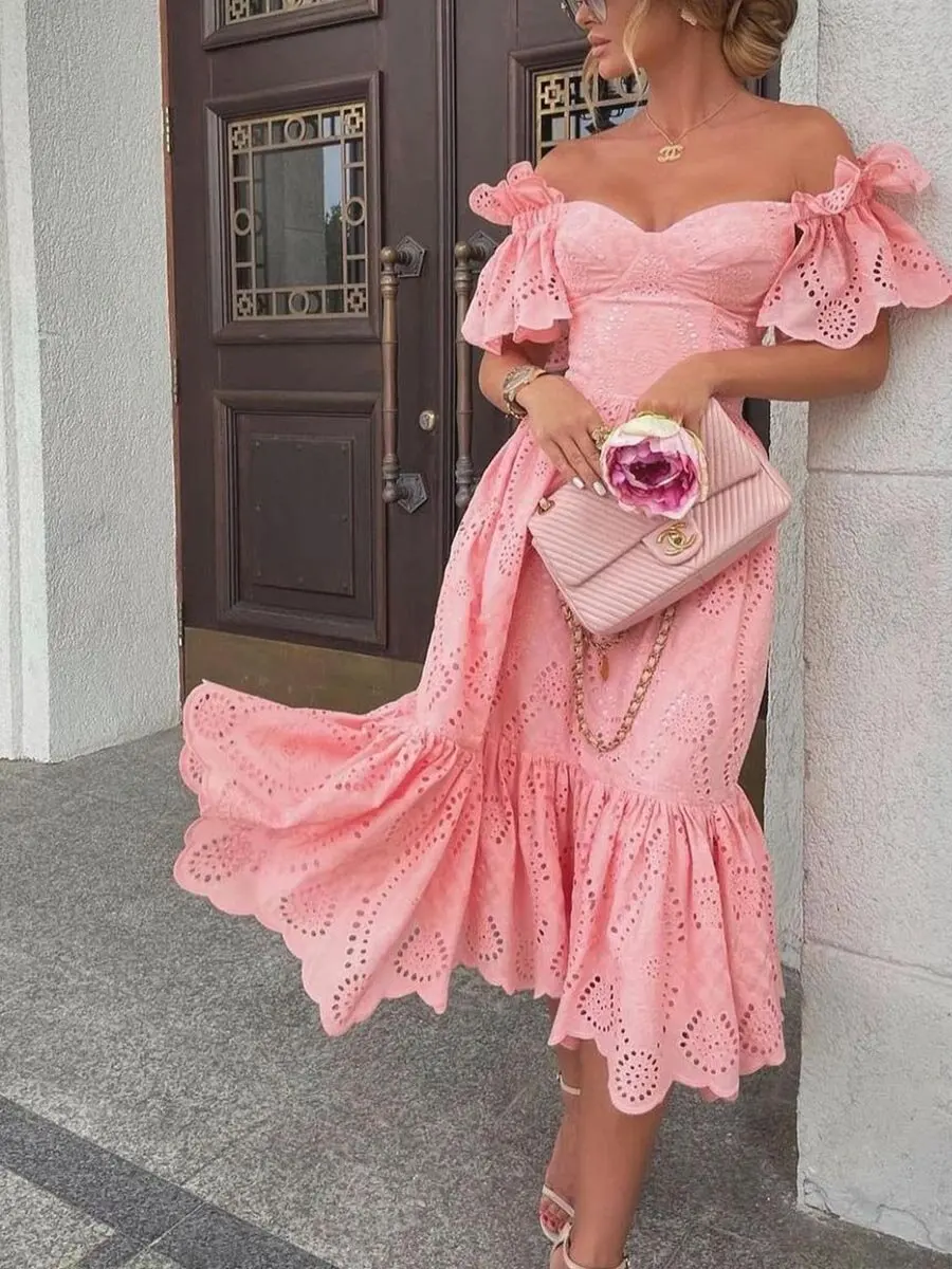 Elegancka obcisła sukienka z odkrytymi ramionami Różowy