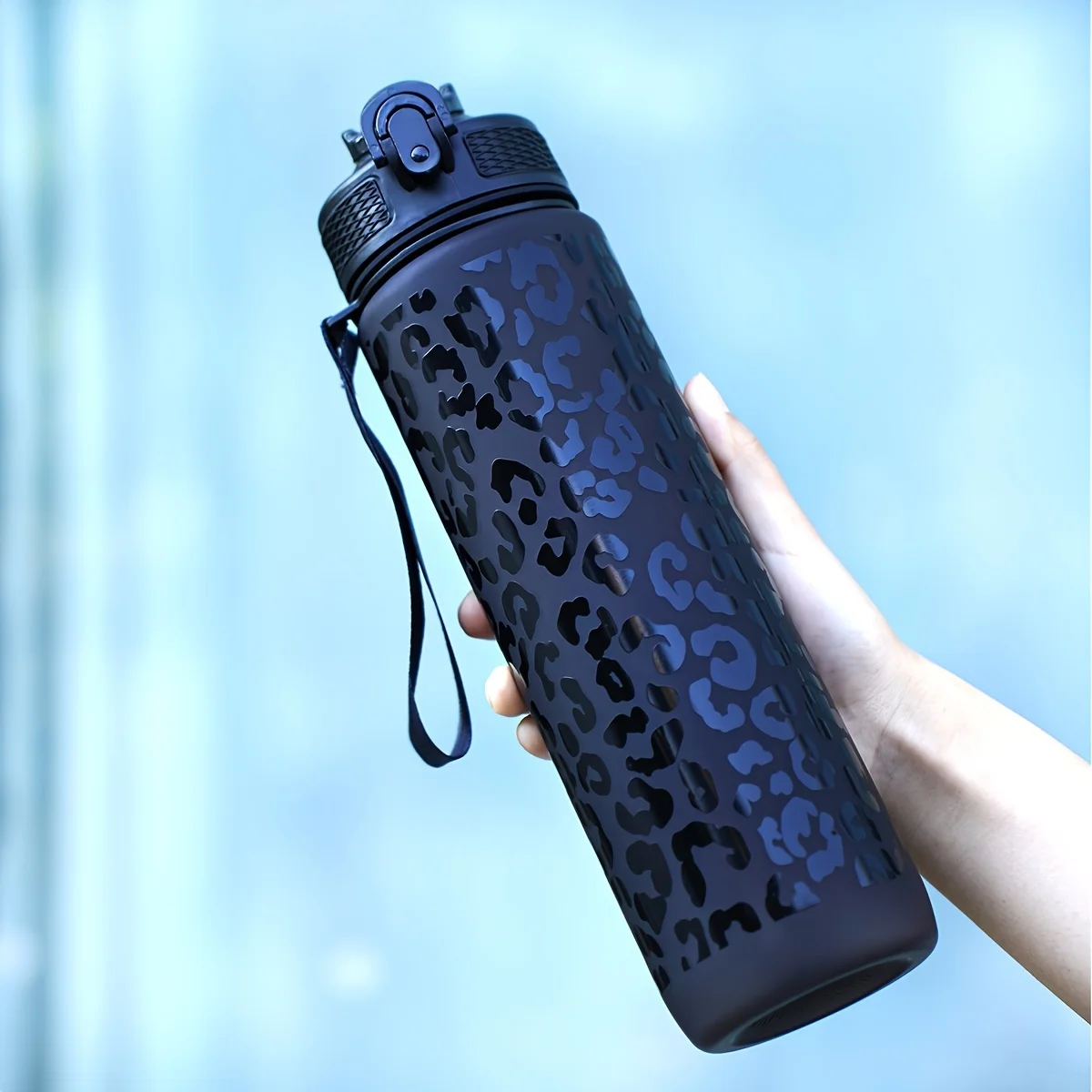 Outdoor butelka na wodę 1000 ml z pokrywką i uchwytem Niebieski