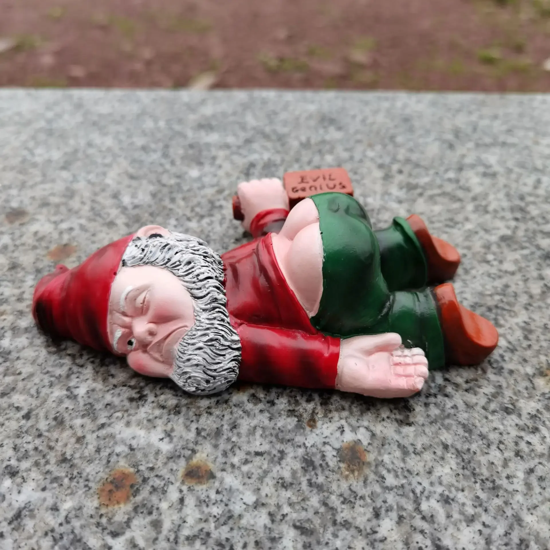 Pijane ogrodowe gnomy z żywicy 15 cm - śmieszna ozdoba Czerwony