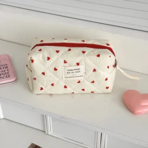 Pikowana kosmetyczka damska w kwiaty z zamkiem Small love