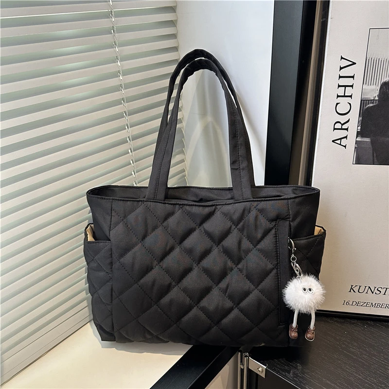 Pikowana torba shopper z ozdobą pluszową - pojemna torba na ramię Czarny