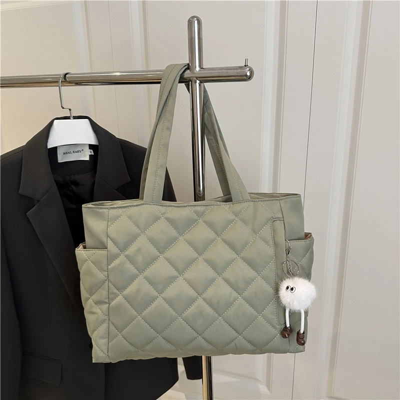 Pikowana torba shopper z ozdobą pluszową - pojemna torba na ramię Zielony