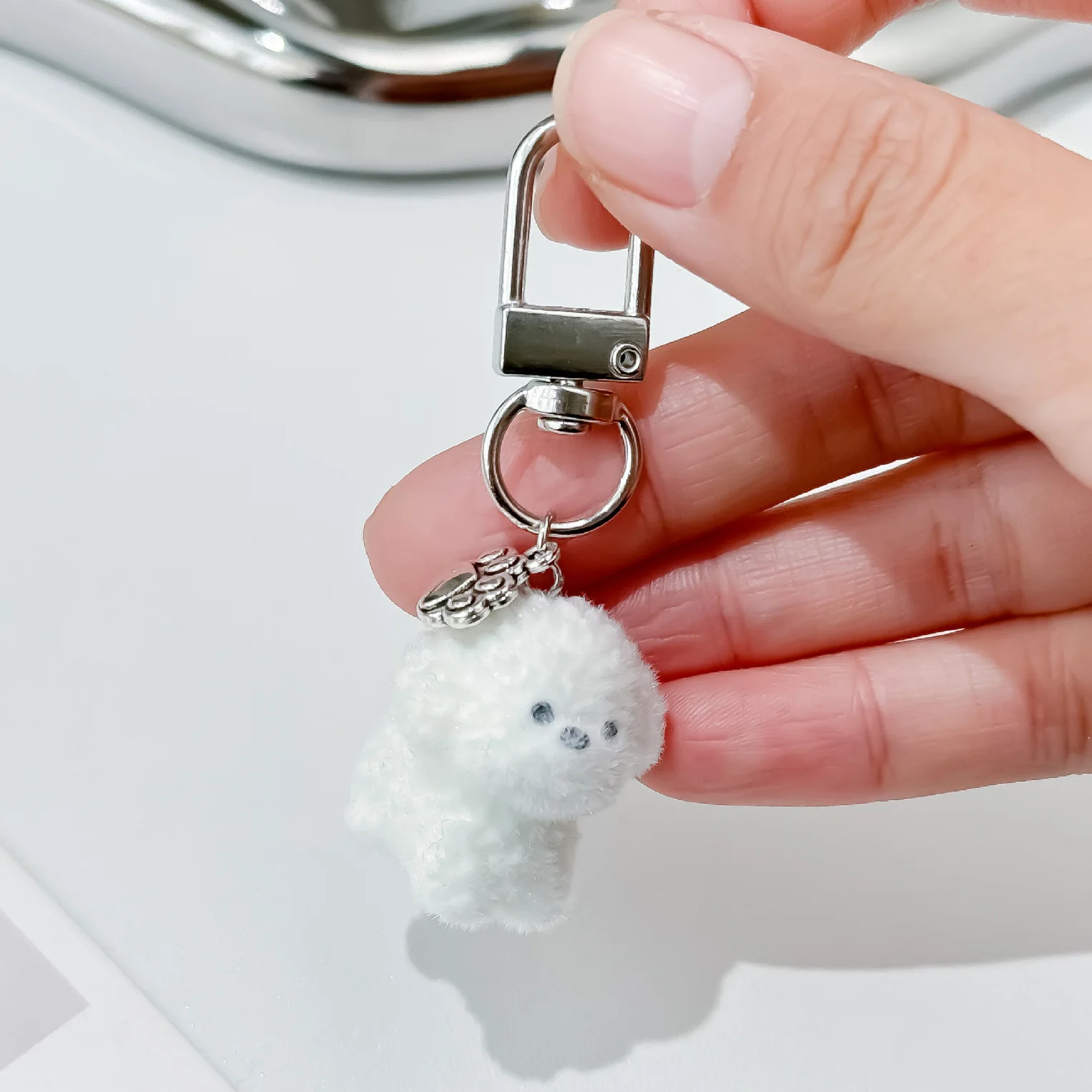 Pluszowy brelok z czarną lalką kota — wisiorek do torebki lub kluczy Ciemny fiolet