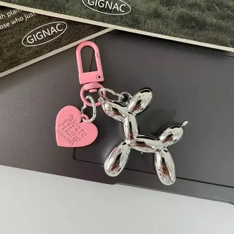 Pluszowy brelok z czarną lalką kota — wisiorek do torebki lub kluczy Opalony